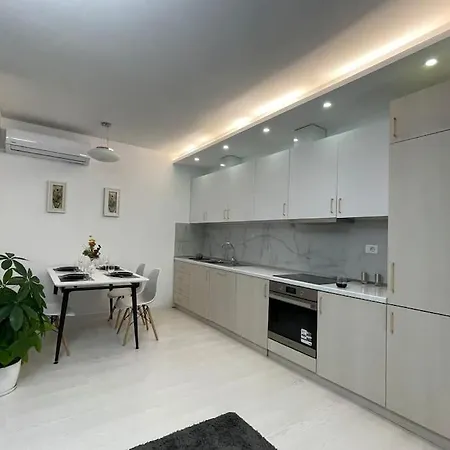 Apartment Modern At Train Station